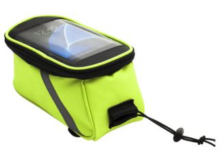 Zdjęcie przedstawia odblaskową torebkę Bikeysmart przymocowaną do ramy roweru. Jej innowacyjny design umożliwia wygodne przechowywanie drobnych przedmiotów oraz korzystanie z nawigacji na smartfonie podczas jazdy. Odblaskowe elementy dodają dodatkowego poziomu bezpieczeństwa, sprawiając, że rowerzysta jest widoczny nawet przy słabszym oświetleniu.
