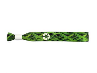 Ökologisches Handband aus grünem PET-Material. Perfekt für die Personalisierung.